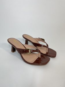 Por fim, se a cor Mocha Mousse já conquistou seu coração, entre em contato com alguma das nossas revendedoras para que você possa garantir a sua peça favorita e não ficar de fora dessa tendência.